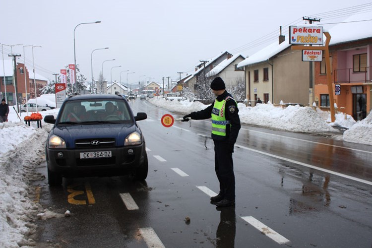 Slika /Fotografije/Opcenite fotografije/prometna preventiva/Zimski-uvjeti-na-cesti-2013.jpg